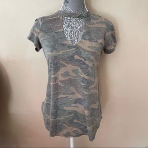boutique womens key hole camouflage top size small s